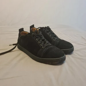 Louboutin skor - Säljer ett par svarta Louboutin skor i storlek 41 men passar 42 för att dem är lite stora i storlek, priset är inte hugget i sten så kom med prisförslag eller frågor om ni undrar något