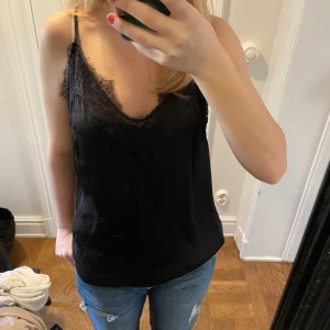 Svart spets linne  - Jättefint svart spetslinne från h&m, köpte på plick men kommer inte till användning 