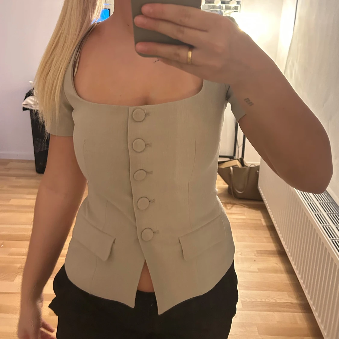 Beige korsett med knappar