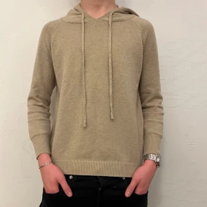 Merino hoodie - Säljer en stilren beige merinoull hoodie. Otroligt skön och passar till många olika outfits. Modellen är 175 cm lång, men tröjan håller fortfarande en väldigt bra passform även för dig som är lite kortare eller längre. Tveka inte på att höra av dig kring funderingar över tröjan eller om du är intresserad av att köpa👍
