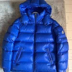 💫Moncler maya 2022 modell💫 - Säljer nu denna sjukt snygga Moncler Mayan i en extremt eftertraktad och fin färg. Den är i storlek 1 vilket motsvarar S. Den är i brutalt fint skick, skulle säga 9/10. Denna jacka är väldigt limiterad och årsmodellen är 2022. Den är köpt av Leon Gustavsson. Nypris idag är 18.000kr  Hör av er vid frågor eller funderingar💙🌟💫