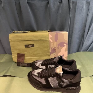 Valentino rockrunner !!helt nya!! - |Storlek: 42 passar 43 |Skick: 9/10 |Tillbehör: Allt og (se sista bild) |Nypris: 7650 kr |Hör av er för ev frågor. Priset kan diskuteras vid snabb affär!📋 