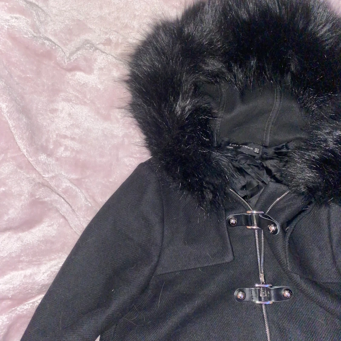 Svart kappa med fauxpäls - 1