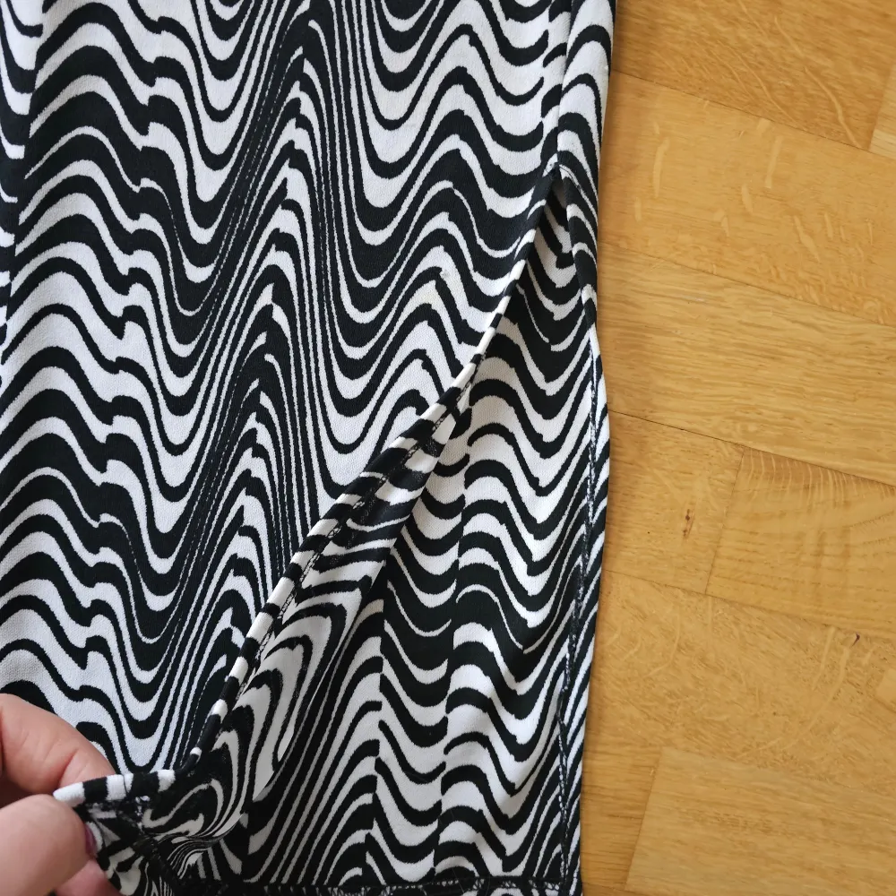 Snygg svartvit klänning från Mixage med ett vågigt mönster. Klänningen har trekvartsärmar och en figurnära passform som ger en elegant look. Perfekt för att sticka ut med sitt unika mönster. Klänningar från Mixage kostar genomsnitt 200 euro. Köpte den länge sedan, på Cypern. Den passar perfekt till stl 38. Och är säker att den är unik. Finns absolut inte någonstans att köpa. . Mekot.