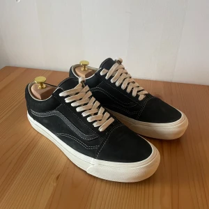 Vans Old Skool i Nubuck - Vans Old Skool där ovandelen är i 100% nubuck läder till skillnad från vanliga som är mestadels tyg. Tjockare material som tål mycket mer stryk. Skorna är i princip oanvända och således i bra skick. Nypris ligger på ca 1100kr. Enda som ingår är skorna, ej skoblocken. 
