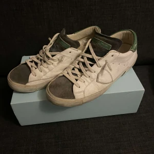 Philippe Model skor - Säljer mina väldigt snygga Philippe Model skor för endast 1249 kr! Dom är använda men fortfarande i bra skick. Storlek 43 och box ingår. Hör av er vid frågor!