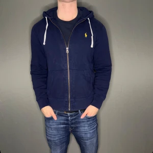 Ralph lauren tröja - Hej säljer nu min fina Ralph Lauren zip hoodie i storlek M. Den är i nyskick och kommer vara otroligt snygg i höst/vinter. Nypris cirka 1500kr! Vi kommer att sälja liknande produkter nu närmare vinter så glöm inte följa profilen!🌊🍾