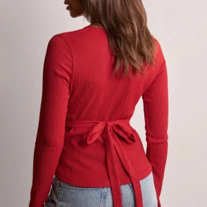 Röd Nelly top - Säljer denna superfina nellytoppen i röd. Storlek XS, aldrig använd och prislappen är kvar! Nypris 199kr. Bara att skriva för bilder eller frågor💕