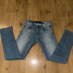 Replay jeans - Säljer ett par ljusblå replay jeans i slim fit passform. Jeansenr i mycket bra skick använt fåtal gånger. Perfekta till våren, riktigt stilrena och bra pris
