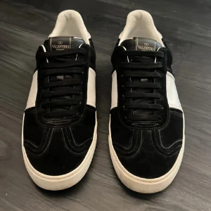 Valentino Flycrew  - Säljer ett par riktigt snygga valentino skor. Skorna är i fint skick. 1 nit saknas. Sparsamt använda.  Storlek 45. Priset är ej hugget i sten men inga skam bud 