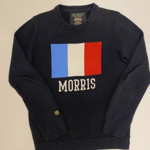 Stickad Morris tröja - Rikgit fet grovstickad Morris tröja med Frankrike flagga på, den är i väldigt bra använd Max 5 gånger, (strl S) skriv vid minsta fråga eller fundering💯👍