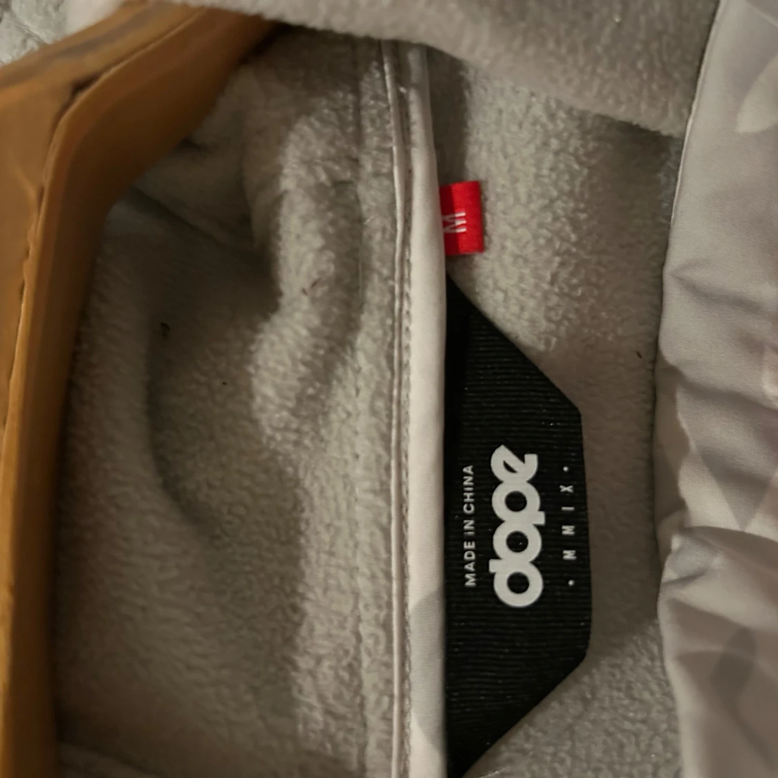 Vit och grå camo-hoodie från Dope - 2