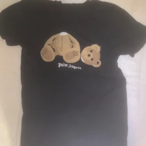 Svart t-shirt från Palm Angels - Snygg svart t-shirt från Palm Angels priset kan sänkas vid snabb affär.