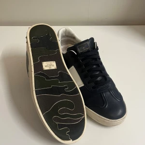 Valentino Flycrews - Riktigt snygga mörkblå Valentino Flycrews. Perfekta till våren och sommaren. Skick är ca 7/10. Inget og. Öppen för byten. Bara att höra av sig vid frågor😊.