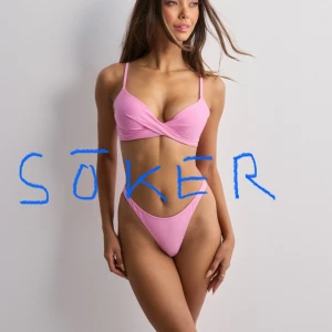 Söker Nelly twisted push up bikini topp - Söker Nelly Twisted bikini topp i ljusrosa och storlek 70B. Men även 70A, 75A, 70C kan vara okej. Har du Brazilian bottom i samma färg och storlek S så är det också intressant 