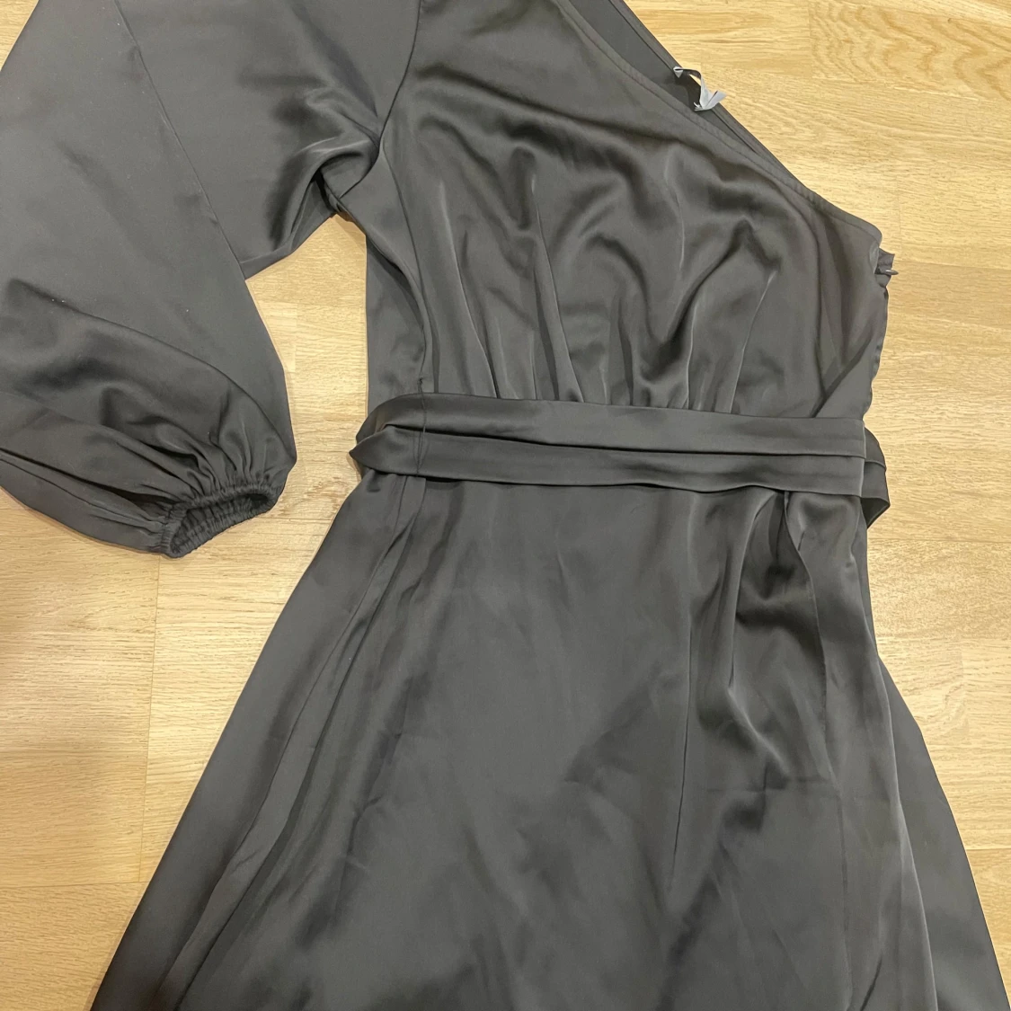 Svart omlottklänning