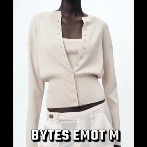 Beige ribbad kofta med knappar - Snygg beige kofta med ribbad struktur och knappar framtill.  Byter emot M .aldrig använd pris lapp kvar 