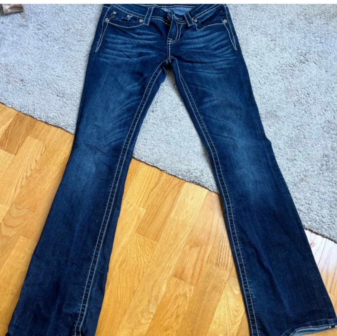 Blå jeans med broderade fickor - 2