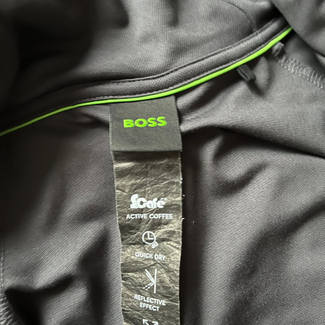 Tunnare mörk grå hoodie med mönster från Boss - 2