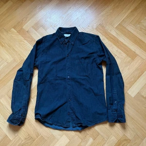 Mörkblå skjorta från Eton - Snygg mörkblå skjorta från Eton i slim fit. Skjortan har långa ärmar och knappar framtill samt en bröstficka. Perfekt för en stilren look.