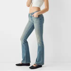 Snygga blå bootcut jeans från bershka!