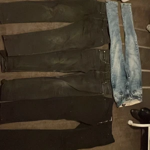 Samling av jeans från olika märken - Säljer en samling av jeans i olika färger och märken. Inkluderar svarta, blå och vita jeans från märken som Nudie Jeans, Sano Jeans och jackandjones. Skriv så diskuterar vi pris!