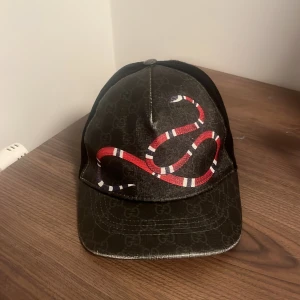 Gucci snake keps - Gucci snake keps till salu för billigt, storlek Medium och är i mycket bra skick. Snygg och bekväm keps för vardagen!