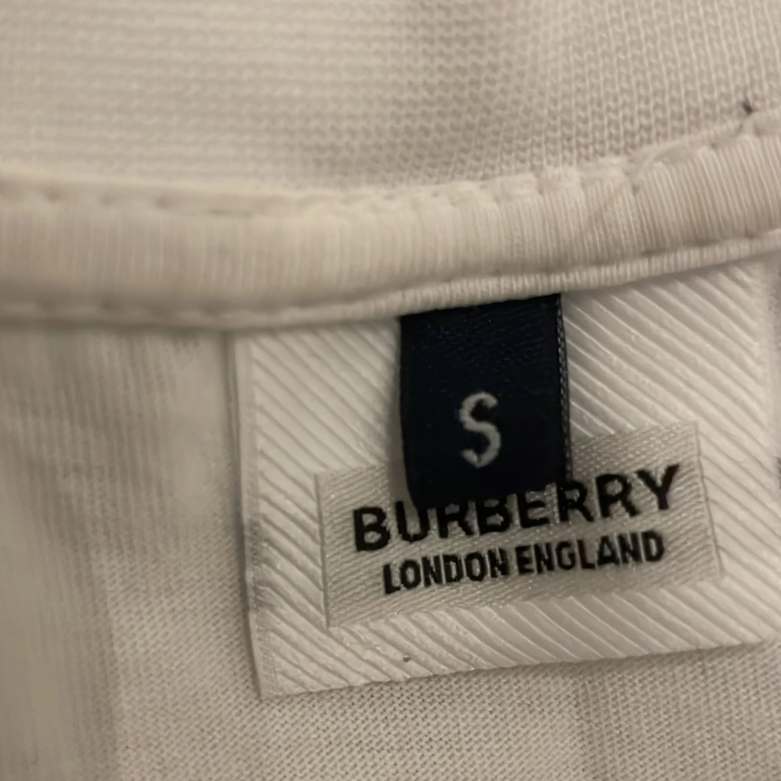 Vit t-shirt med rutiga ärmar från Burberry - 1