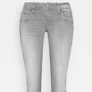 Grå Ltb bootcut jeans - Säljer dessa skitsnygga populära Ltb jeansen som tuver aldrig kommer till användning längre. De är sparsamt använda och är därför i väldigt fint skick. De passar mig perfekt och är ca 1,67 lång☺️❤️