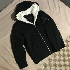 moose knuckles classic bunny 3 | stl: S - 🔸Kom med prisförslag men helst rimliga🔸Tjock kofta från moose knuckles med elegant design. Vitt foder som sträcker sig runt dragkedjan hela vägen upp till luvan, den går enkelt av vid behov. inga defekter på koftan, 🔝 top skick som vanligt 🔝| pris: 3699