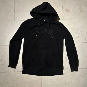 Les Deux hoodie - Riktigt fet och efterfrågad hoodie gjord av Les Deux. Passformen är bra och är inte stor eller liten i storleken. Pris kan diskuteras😁