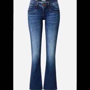 Blå bootcut jeans - Snygga blå bootcut LTB jeans med en lätt slitning för en trendig look. Perfekta för en avslappnad stil med en touch av retro. De har en klassisk femficksdesign och en bekväm passform. Storlek: 26x30💕Öppen för prisförslag!!🥰