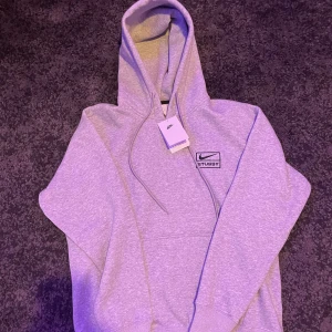 Stussy x Nike grå Hoodie - Storlek M Skriv om gärna om det finns några frågor! 😁