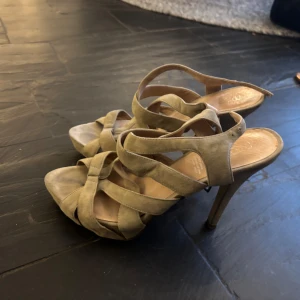 Beige högklackade skor med platå - Snygga beige klackskor med korsade remmar och öppen tå. 