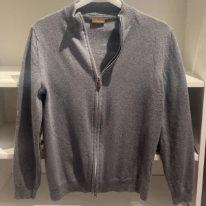 Stenstströms full zip cardigan - Grå stenströms full zip storlek XS, nypris på över 2000 kr. Små defekter men inget så syns tydligt. 