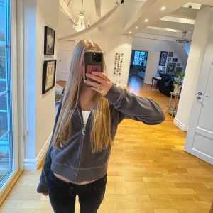 Grå hoodie från Juicy Couture - Säljer en snygg grå hoodie från Juicy Couture i mjukt material. Den har dragkedja i fram i silver. Jätte fin och mysig!!💘passar mig som är xs/s!!