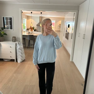 Blå sweatshirt från Monki - Jättefin blå sweatshirt från Monki i storlek XS, men passar mig som brukar bära S. Superfin nu till våren. Endast använd 1 gång.🩷