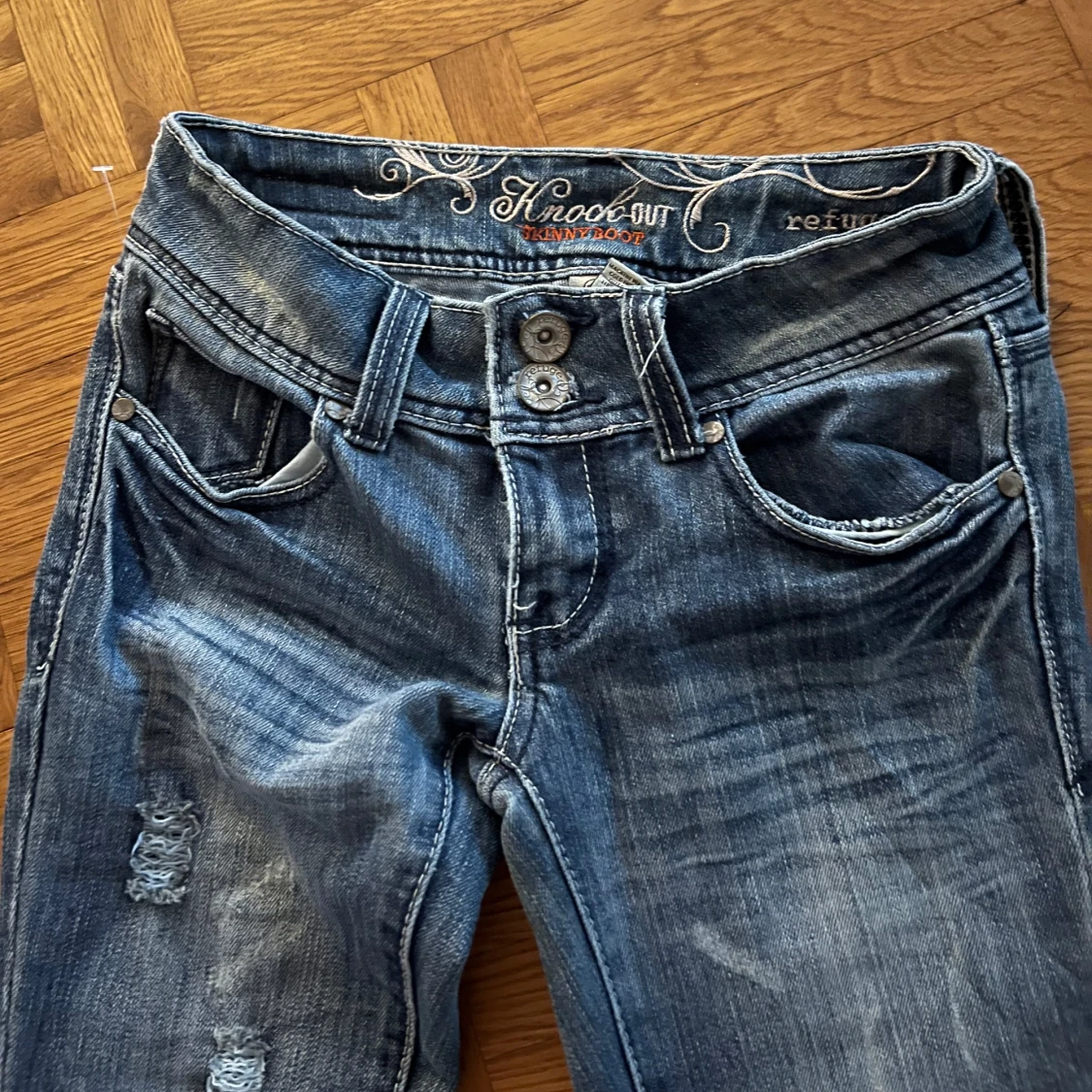 Blå jeans med slitningar - 3