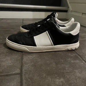 Intressekoll valentino flycrews - Jag funderar på att sälja min valentino flycrews då jag inte använder dem längre.  Tre nitar borta. Bara att höra av sig vid frågor.