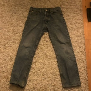 Blå weekday jeans - Säljer ett par somrigt blå jeansbyxor med en straight passform. Riktigt feta jeans till varmare dagar då den blå färgen är somrig 