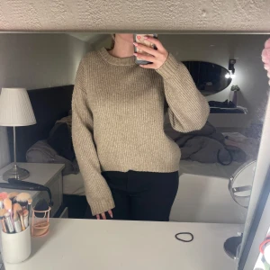Beige stickad tröja - Säljer en mysig beige stickad tröja med rund hals och långa ärmar. 
