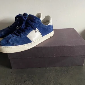 Valentino Flycrew - Blåa flycrews i fint skick. Nypris över 6000kr. Box och dustbags ingår. Storlek 42 men passar 41. Hör av er vid frågor! 😁