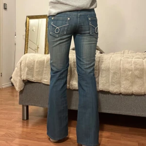 Jeans   - Midjemått: 37cm, innerbenslängd: 76cm (kan sprätta upp då den är uppsydd, se sista bild) 😇