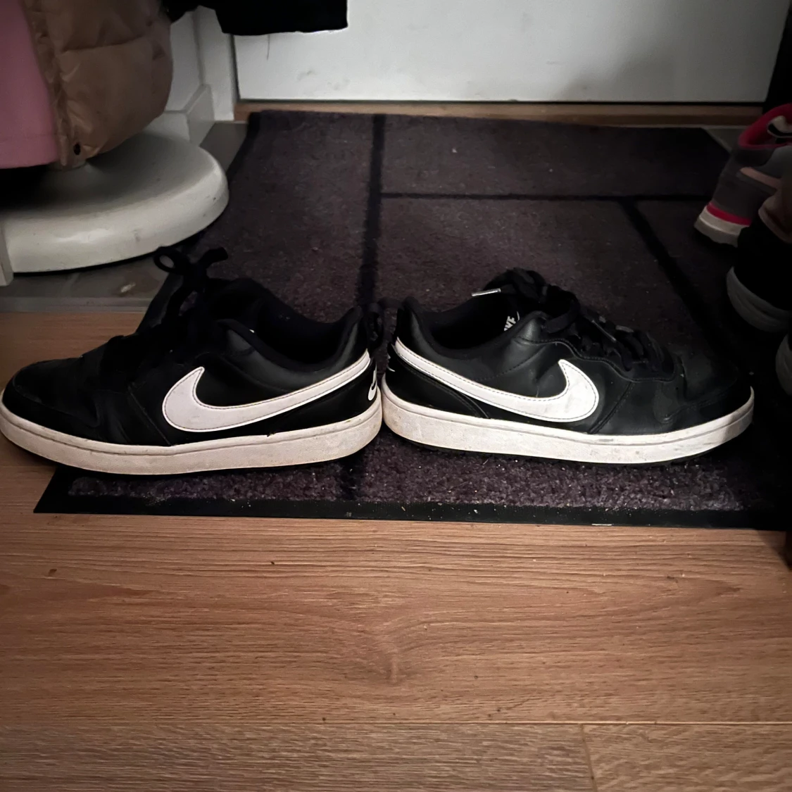 Svarta Nike sneakers med vit sula - 3