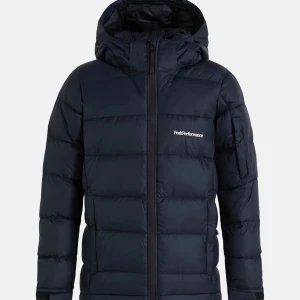 Svart dunjacka från Peak Performance - Säljer en stilren svart dunjacka från Peak Performance. Jackan har en dragkedja framtill och en praktisk huva. Perfekt för kalla dagar med sin vadderade design och sälja jackan för den inte kommer till abdvändning och har bara andvänt fåtals gånger så den är som ny😊kom privat för mer bilder 