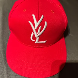 Playboi carti YVL keps - YVL keps helt ny säljer pga att den här för stor för mig. Storleken är S/M