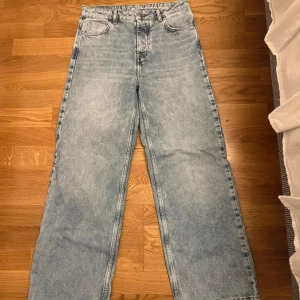 Blåa jeans  - Blåa jeans i waist storlek 28, märke never denim🩵 i mycket bra skick, säljs pga blivit försmå på mig 