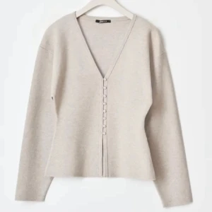 Populär tröja Gina Tricot - Säljer denna jätte populära tröjan från Gina Tricot den är helt slut såld på hemsidan och den har prislappen kvar så den är helt i nyskick. Den är i storlek M men sitter mer som S 😍😍