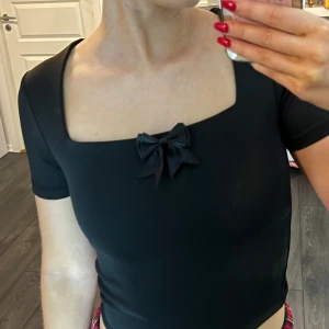 Helt ny svart brosch rosett - Superfin brosch som gör att du kan styla dina kläder på massa olika sätt så du får en helt ny garderob! Ger dina kläder en elegantera och exklusivare look och framhäver midjan, se bilder för exempel hur några sätt man kan styla🌸