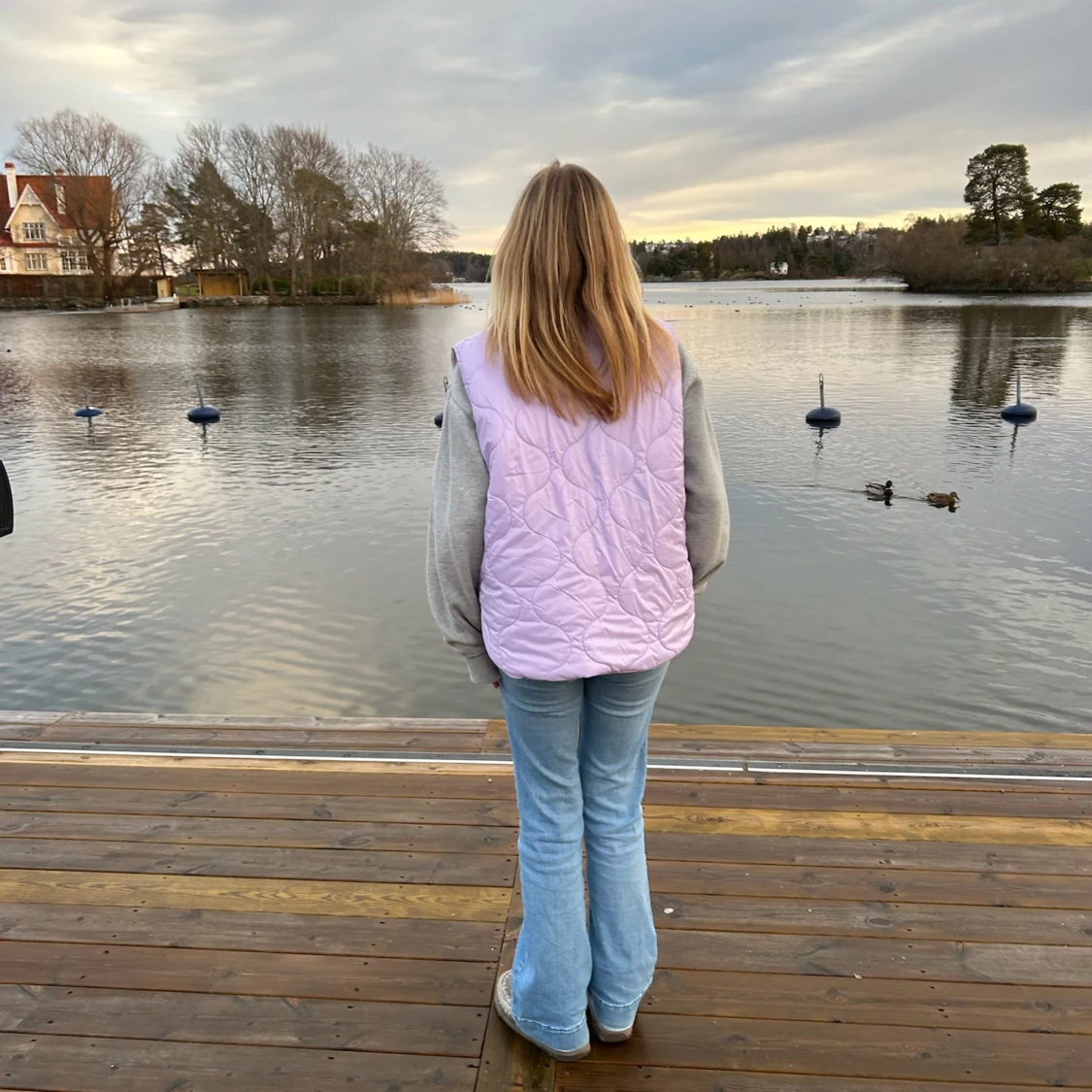 Vit och lila dunväst - 3